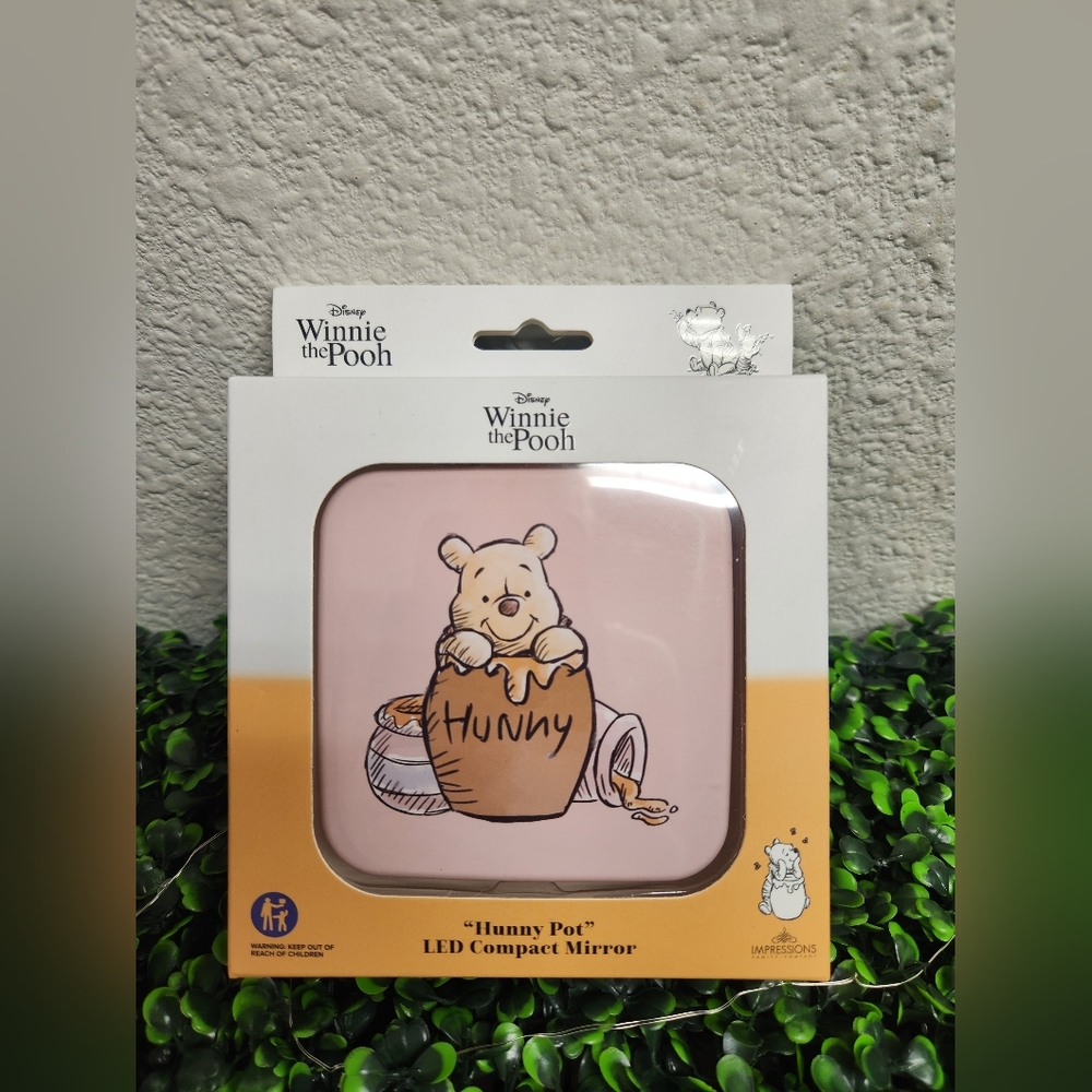 Impressions Vanity Winnie The Pooh Honey Pot LED Compact Mirror